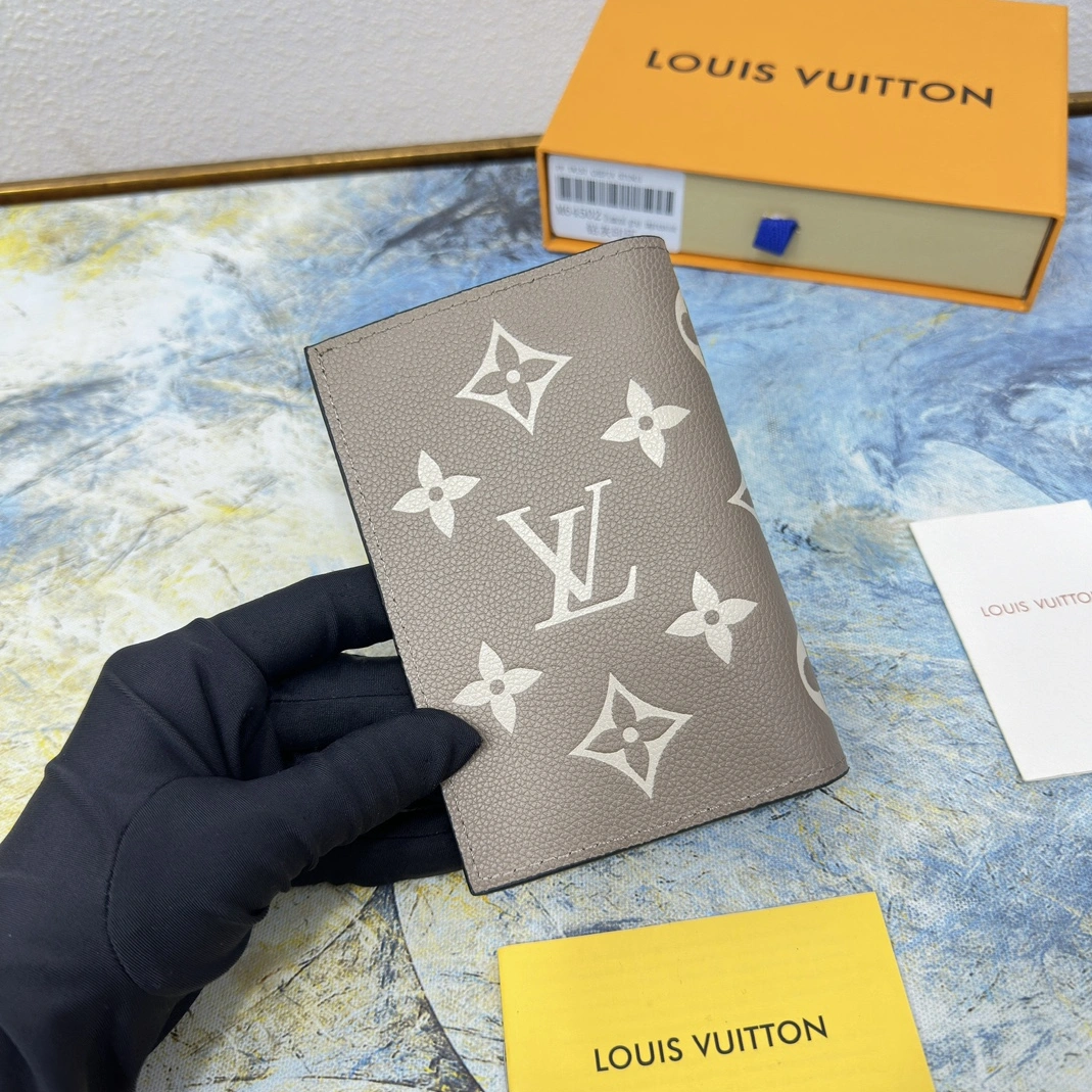 Louis Vuitton LV Card Case For Unisex Minimalist 2590 - Image 3