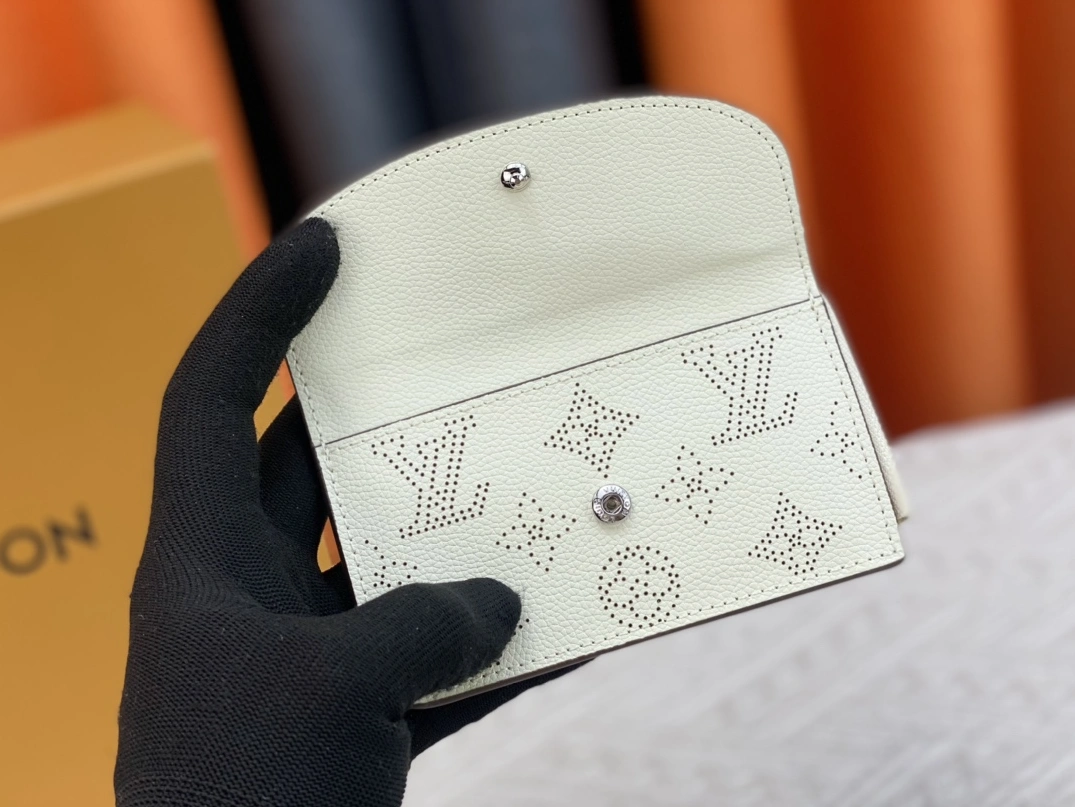 Louis Vuitton LV Card Case For Women Soft 6573 - Image 4