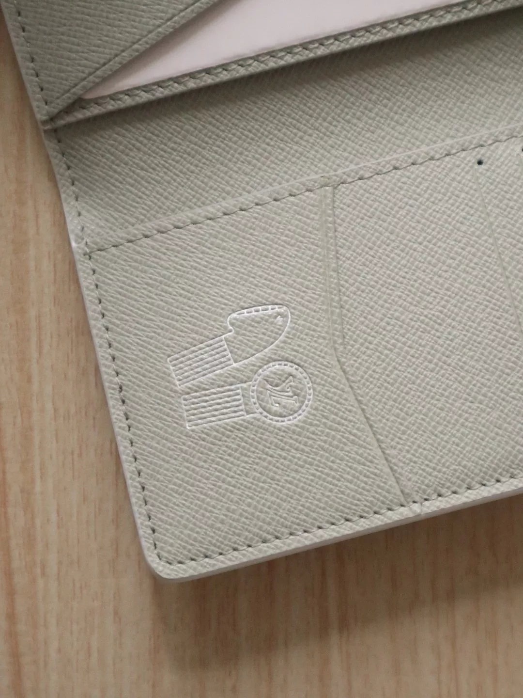 Louis Vuitton LV Card Case For Women WellDesigned 9572 - Image 6