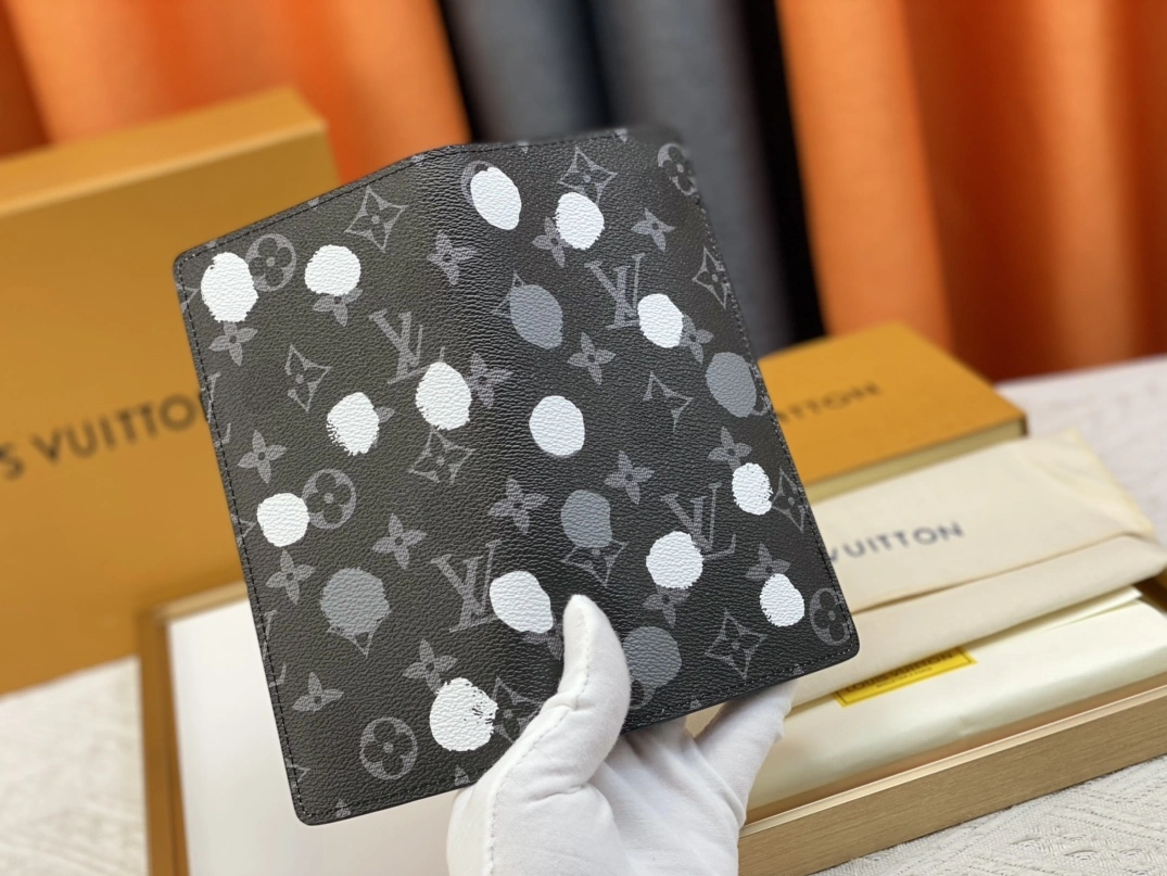 Louis Vuitton LV Wallets For Unisex Lightweight 5858 - Image 4