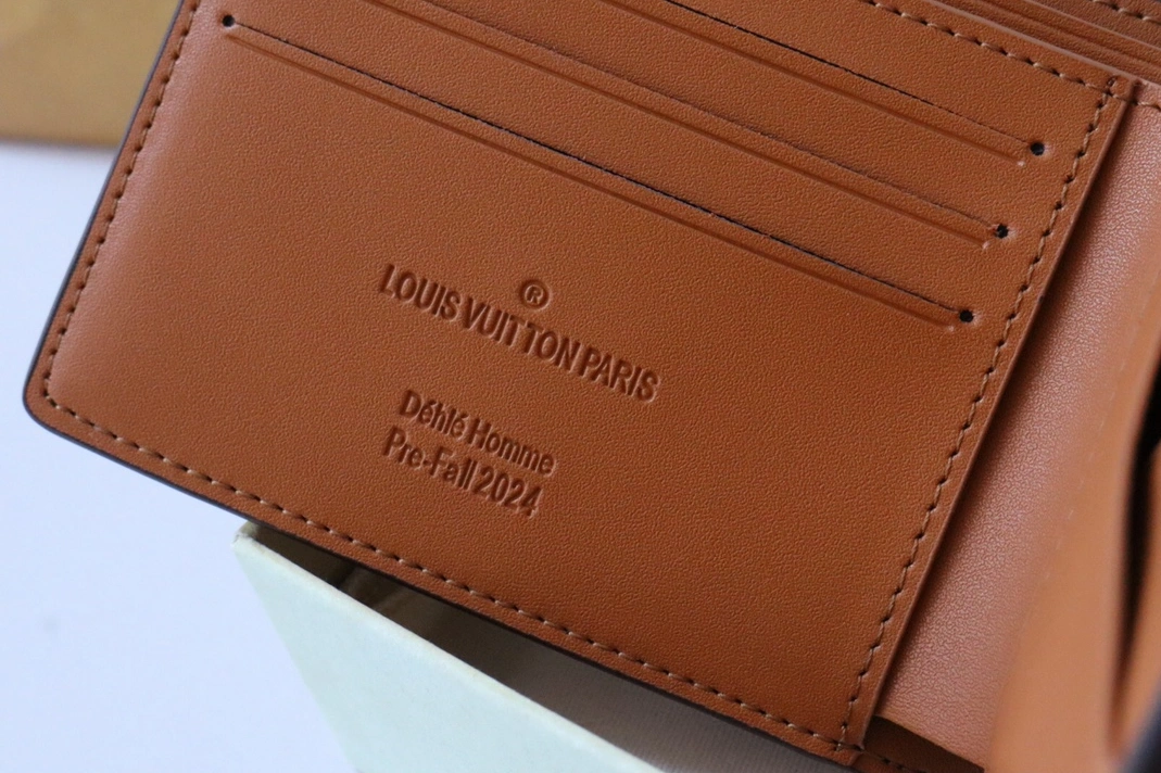 Louis Vuitton LV Wallets Versatile 3894 - Image 5