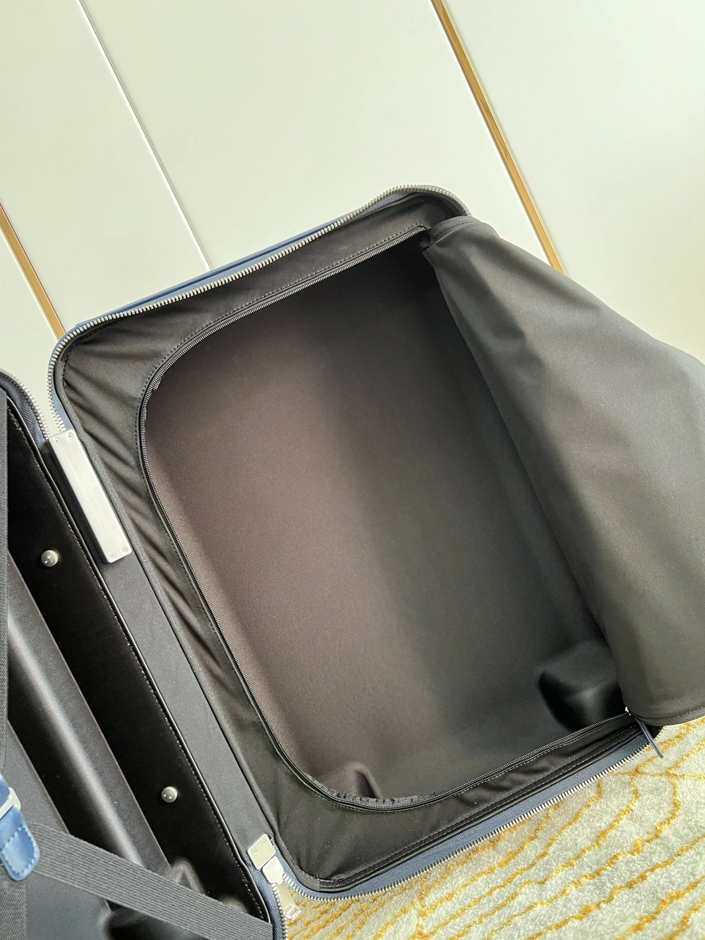 Louis Vuitton Luggage Unique 6069 - Image 8