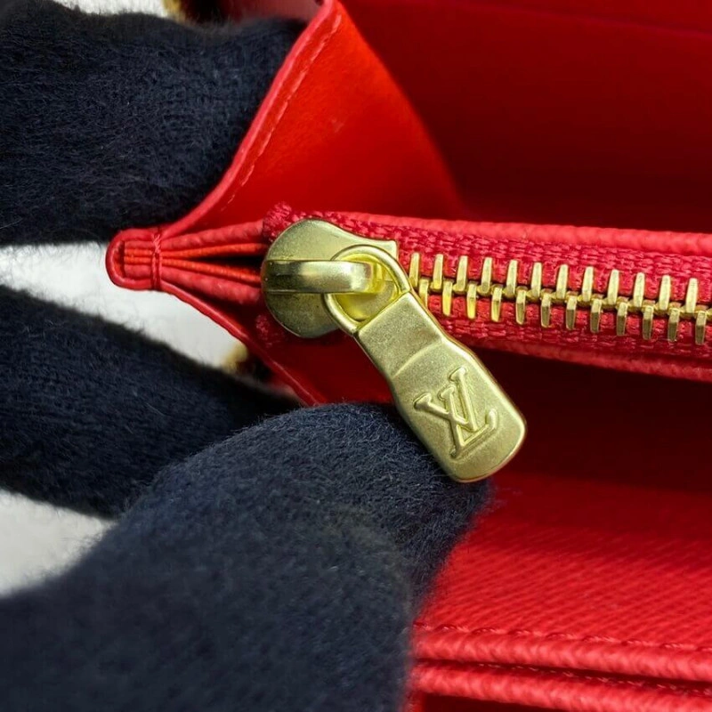 Zip closu Louis Vuitton Monogram Canvas Zippy Wallet - Image 10