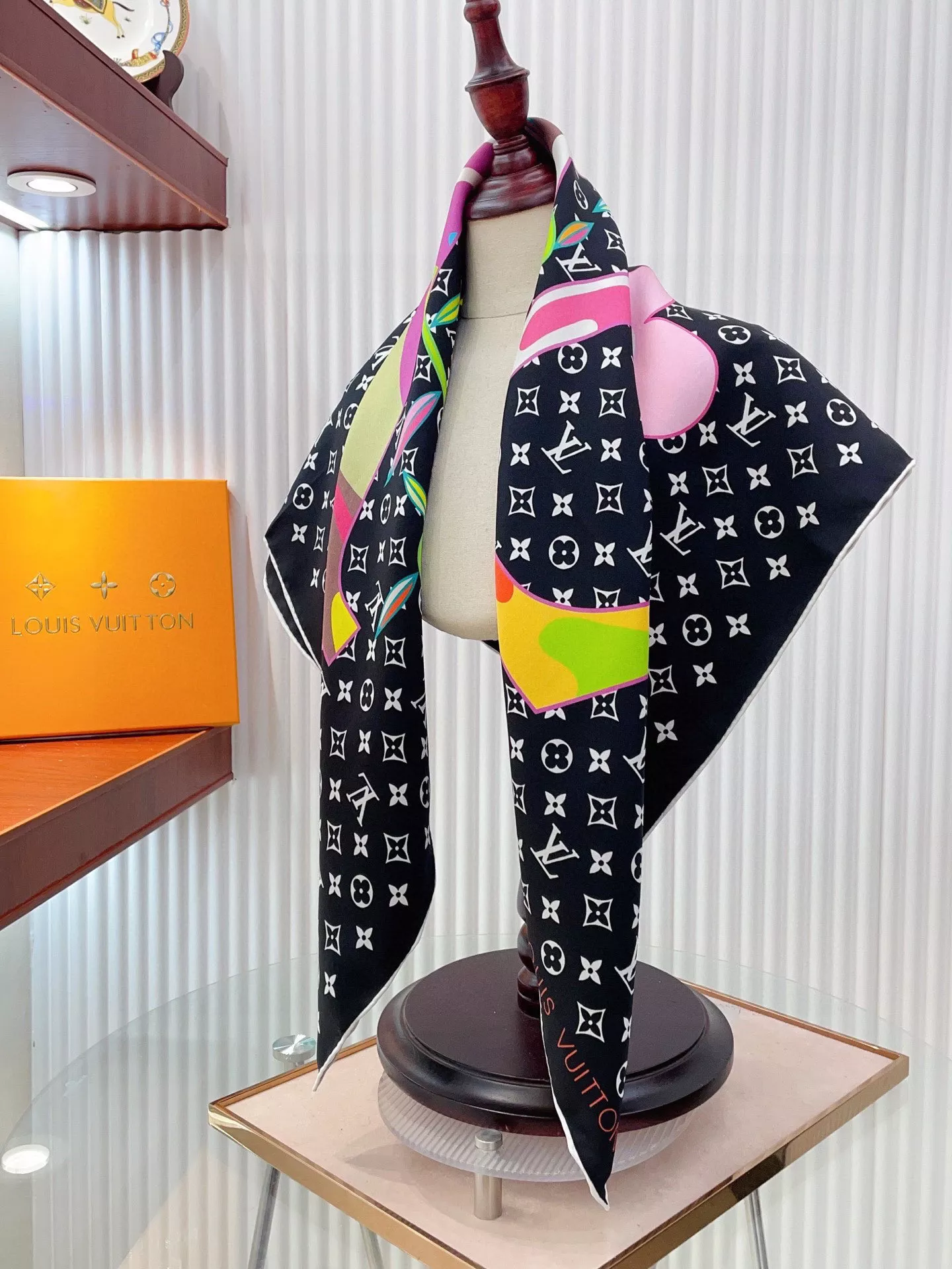 Louis Vuitton Silk Squares Durable 4445 - Image 7