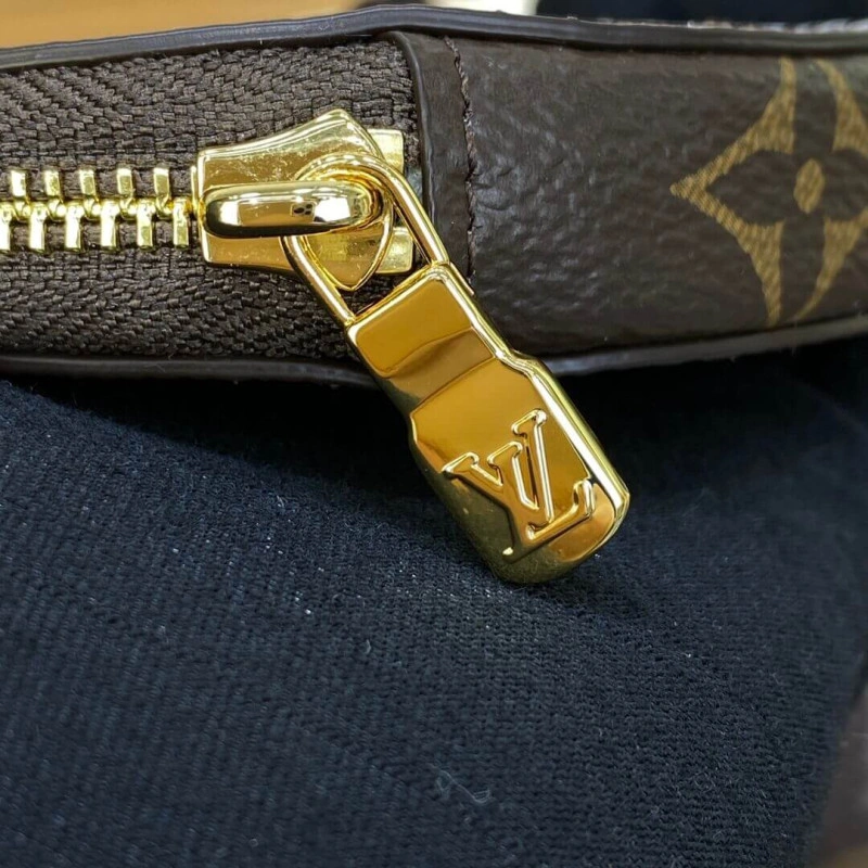 This colle Louis Vuitton Vivienne Holidays Monogram Round Coin Purse Blue - Image 6