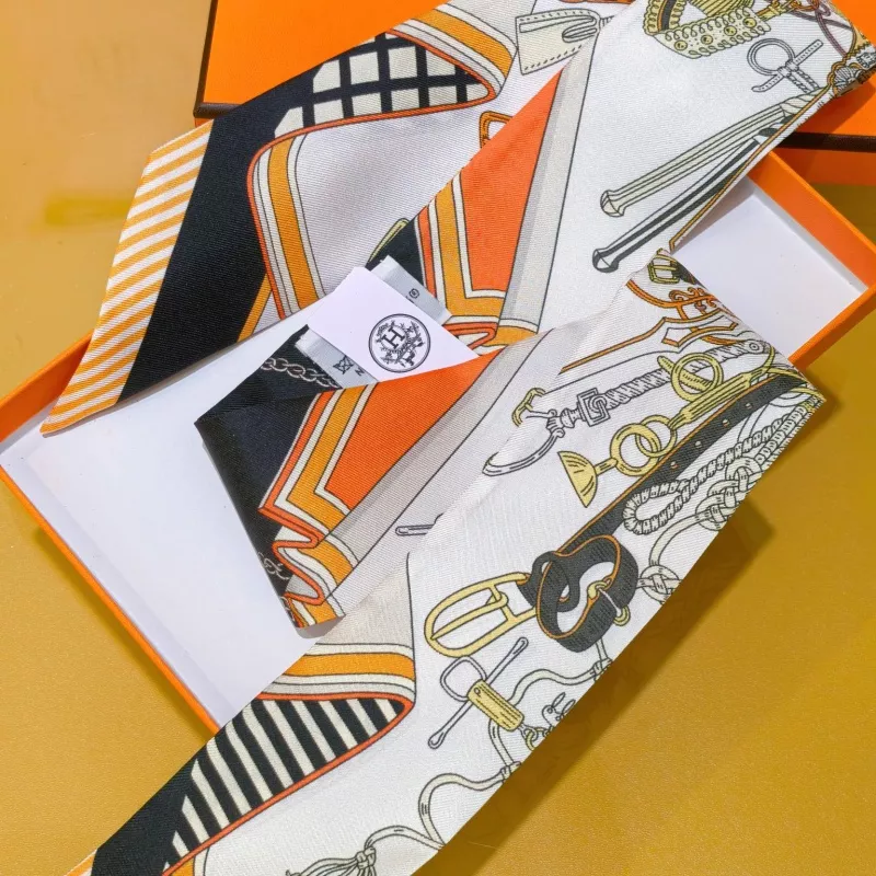 Minimalist 8129 Hermes Silk Scarf - Image 3