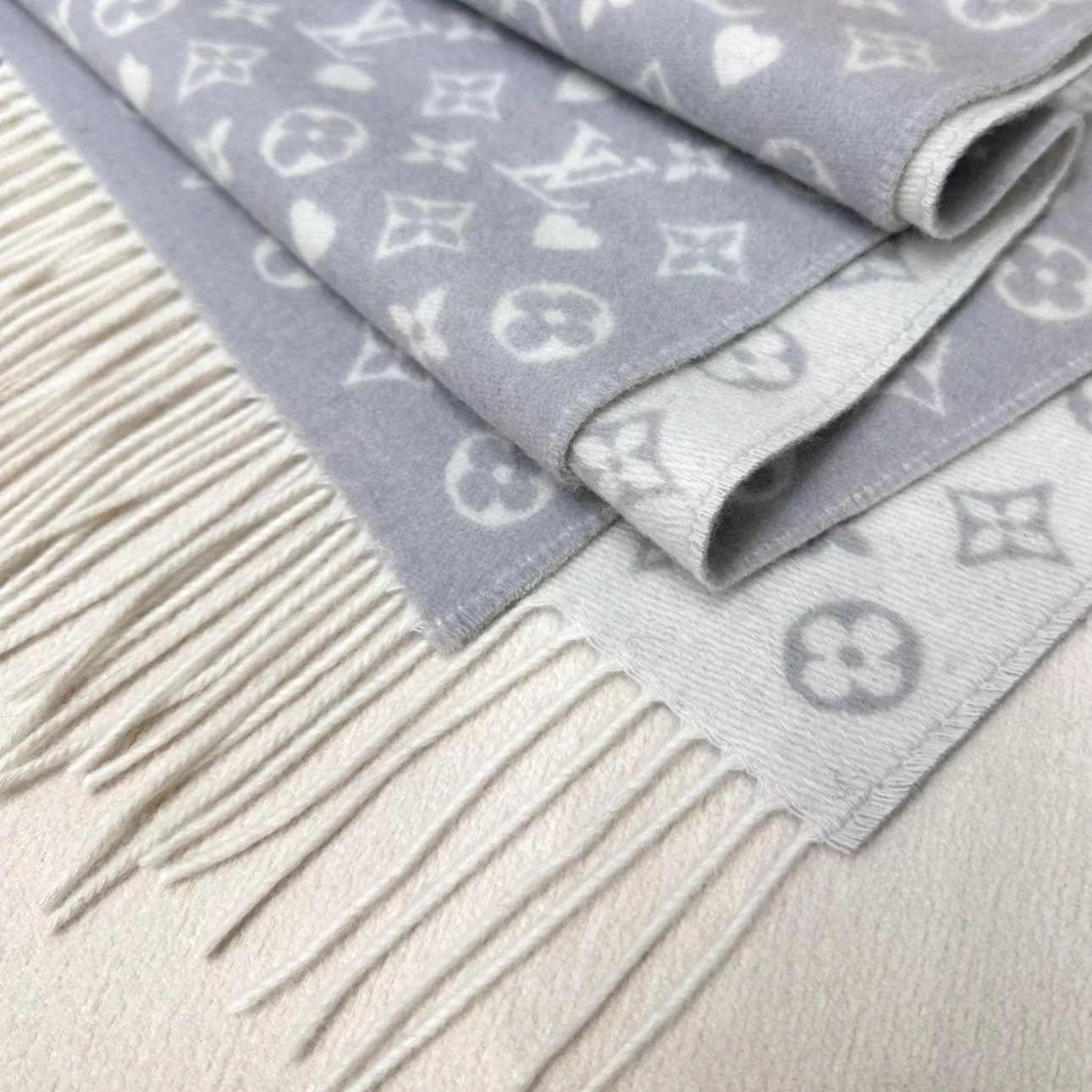 Modern 5058 Louis Vuitton Scarf For Unisex - Image 4