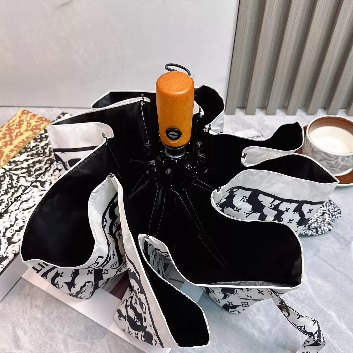 Modern 5838 Louis Vuitton Umbrellas - Image 5