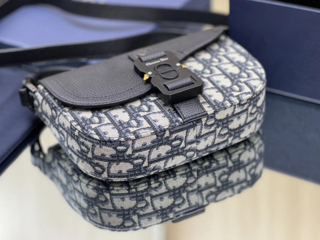 Popular 1143 Christian Dior AAA Man Messenger Bags - Image 3