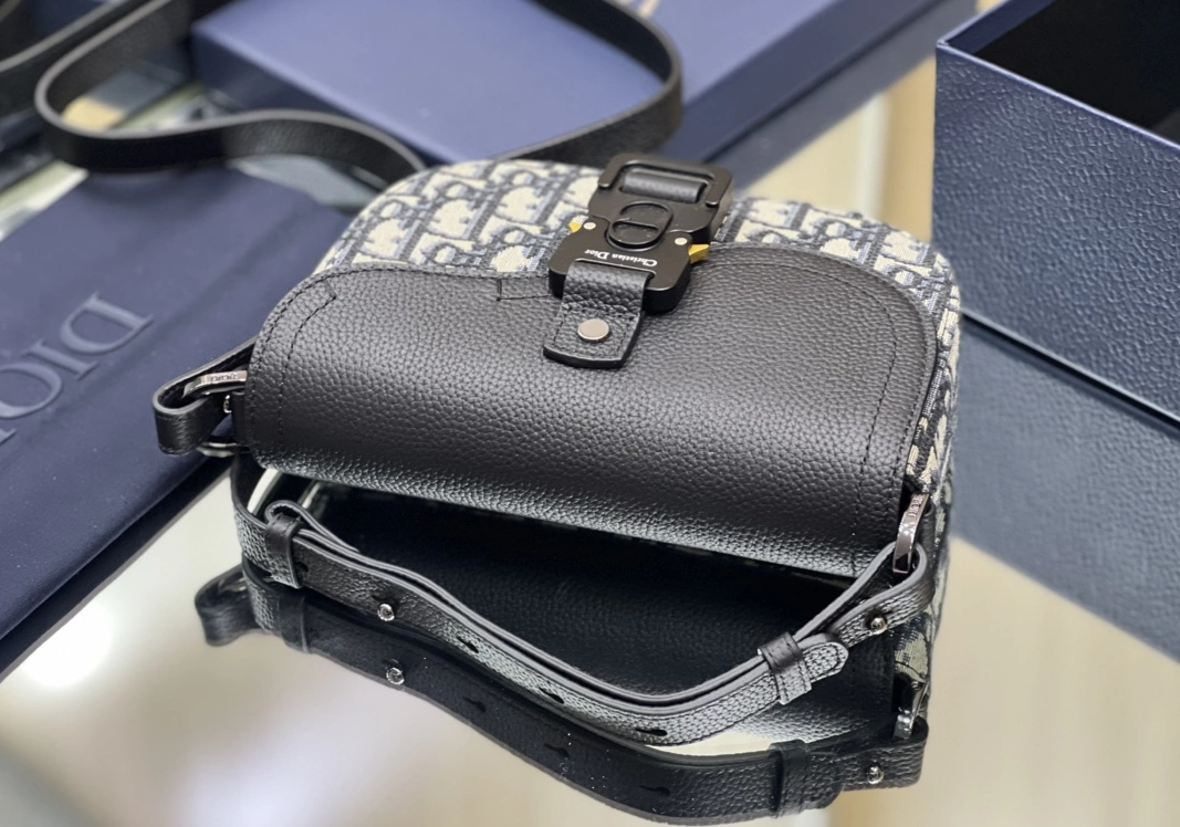 Popular 1143 Christian Dior AAA Man Messenger Bags - Image 4