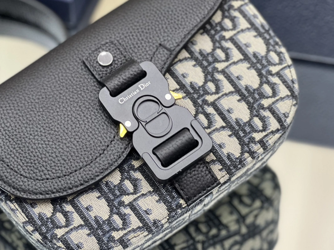 Popular 1143 Christian Dior AAA Man Messenger Bags - Image 5