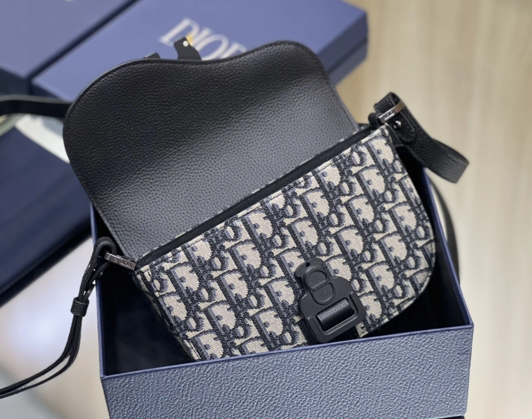 Popular 1143 Christian Dior AAA Man Messenger Bags - Image 6