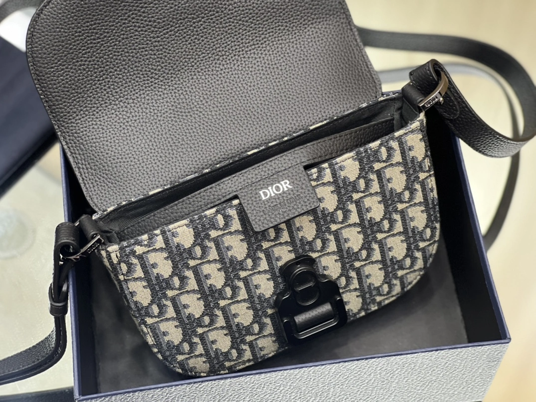 Popular 1143 Christian Dior AAA Man Messenger Bags - Image 7