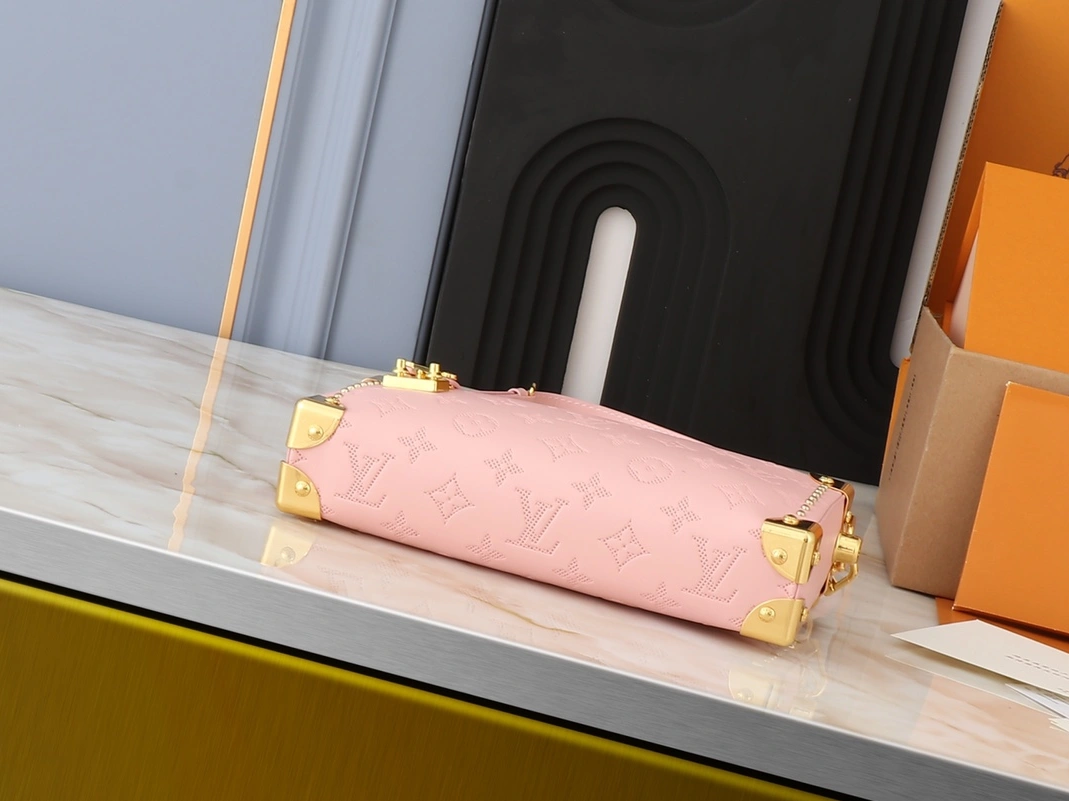 Resilient 6942 Louis Vuitton AAA Quality Messenger Bags For Women - Image 3