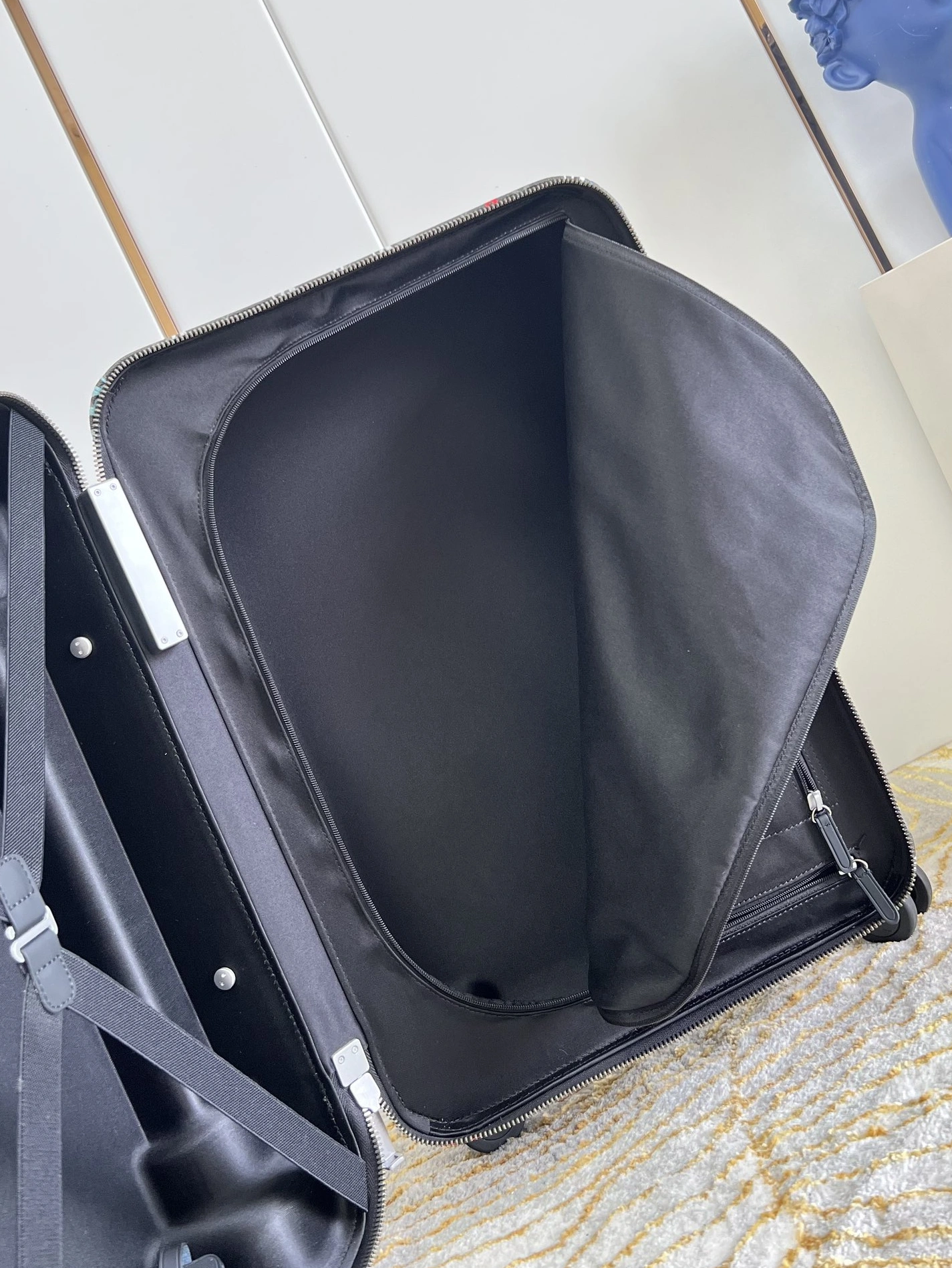 Soft 6743 Louis Vuitton Luggage - Image 8