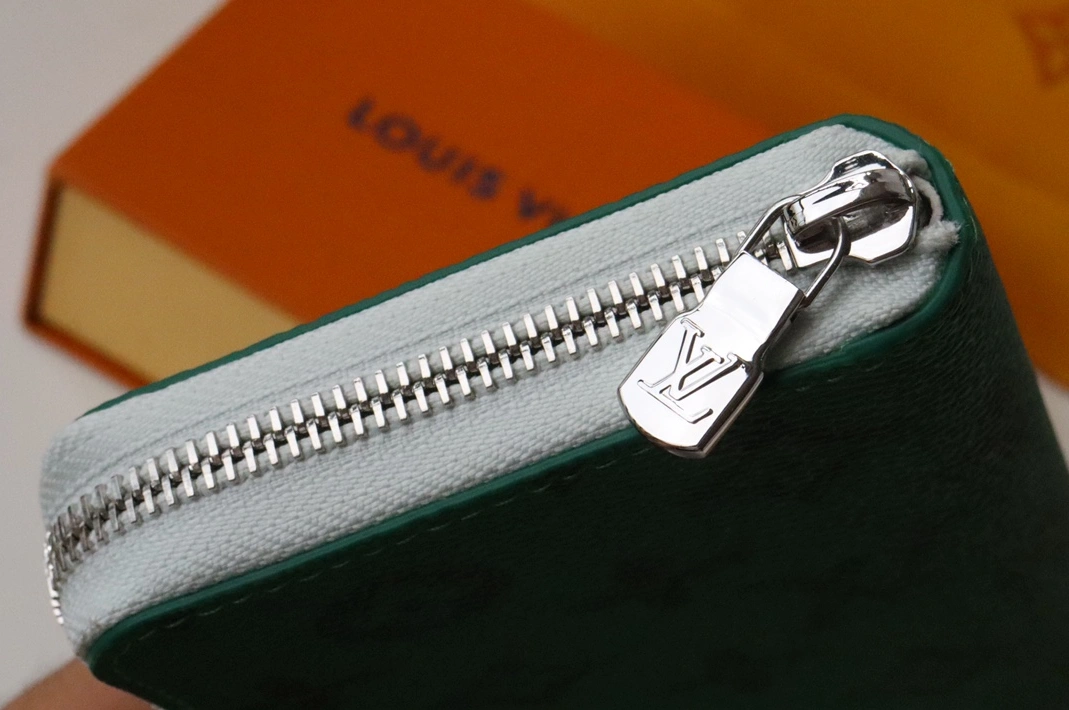 SportInspired 4975 Louis Vuitton AAA Quality Wallets - Image 3