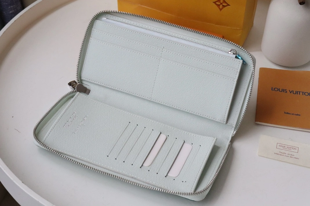 SportInspired 4975 Louis Vuitton AAA Quality Wallets - Image 4