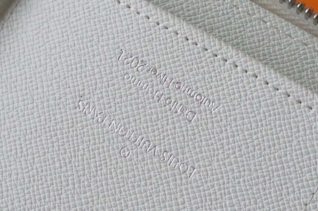 SportInspired 4975 Louis Vuitton AAA Quality Wallets - Image 5