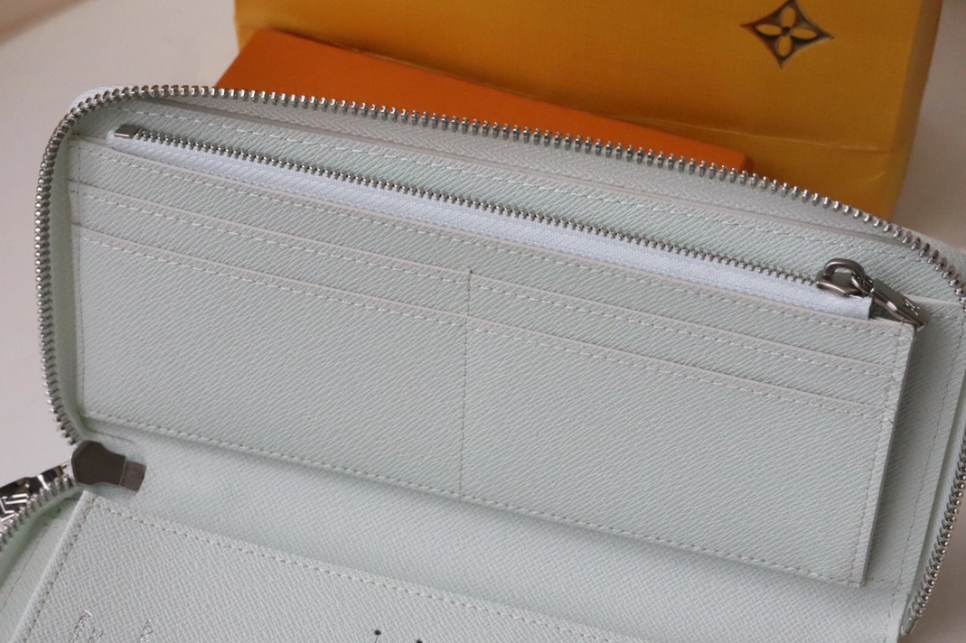 SportInspired 4975 Louis Vuitton AAA Quality Wallets - Image 6