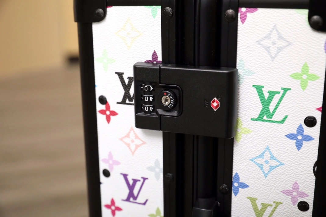 Stylish 2202 Louis Vuitton Luggage For Unisex - Image 5