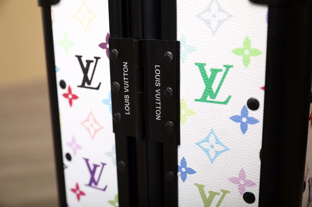 Stylish 2202 Louis Vuitton Luggage For Unisex - Image 6