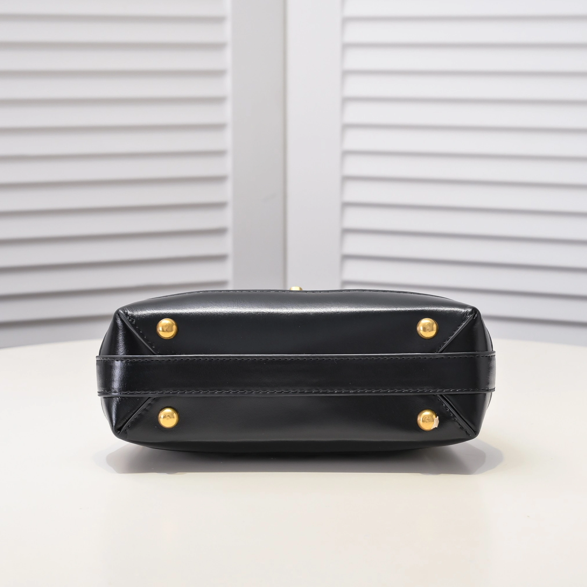 Stylish 973 Chanel AAA Quality Messenger Bags For Women - Image 4