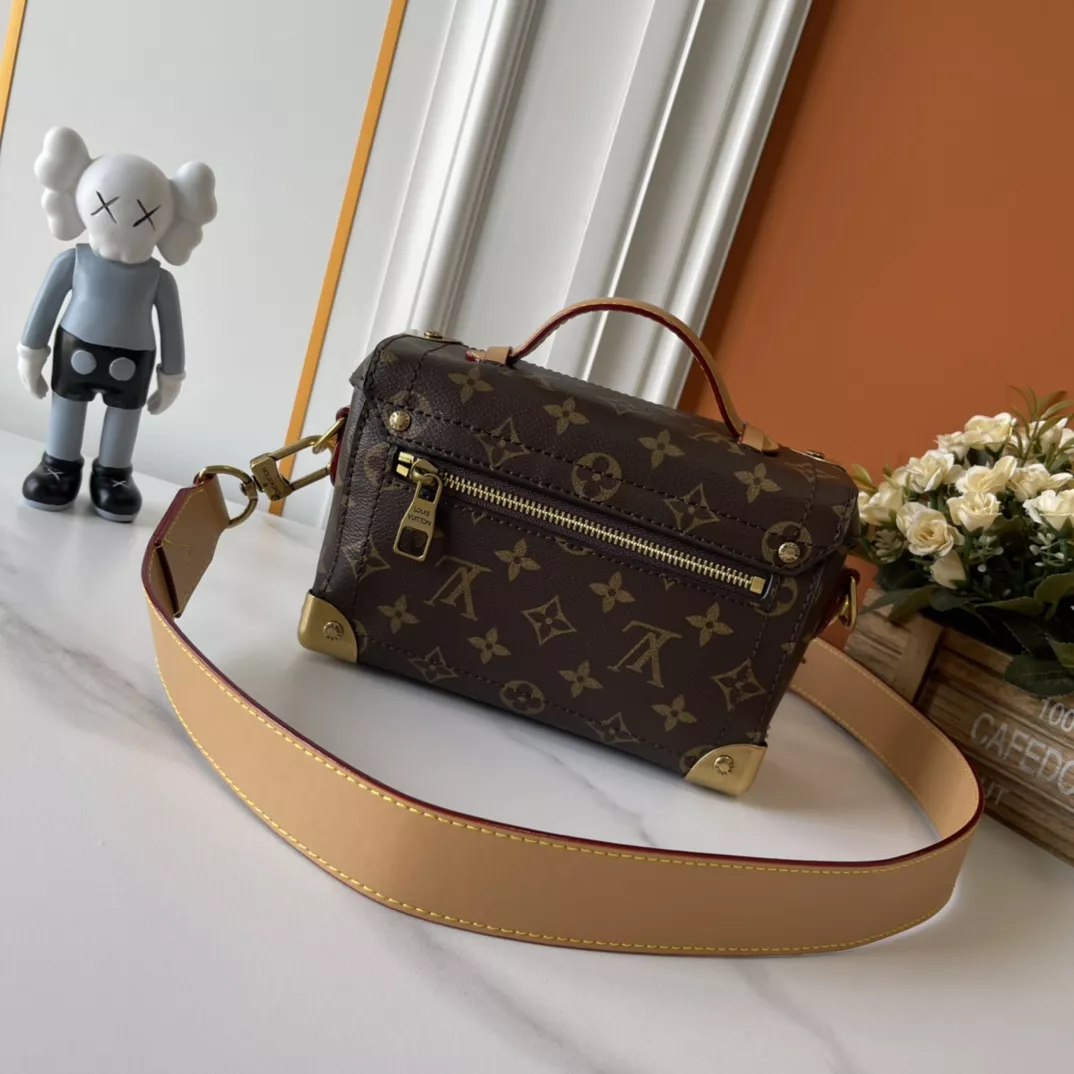 Trendsetting 2000 Louis Vuitton AAA Quality Messenger Bags For Unisex - Image 3