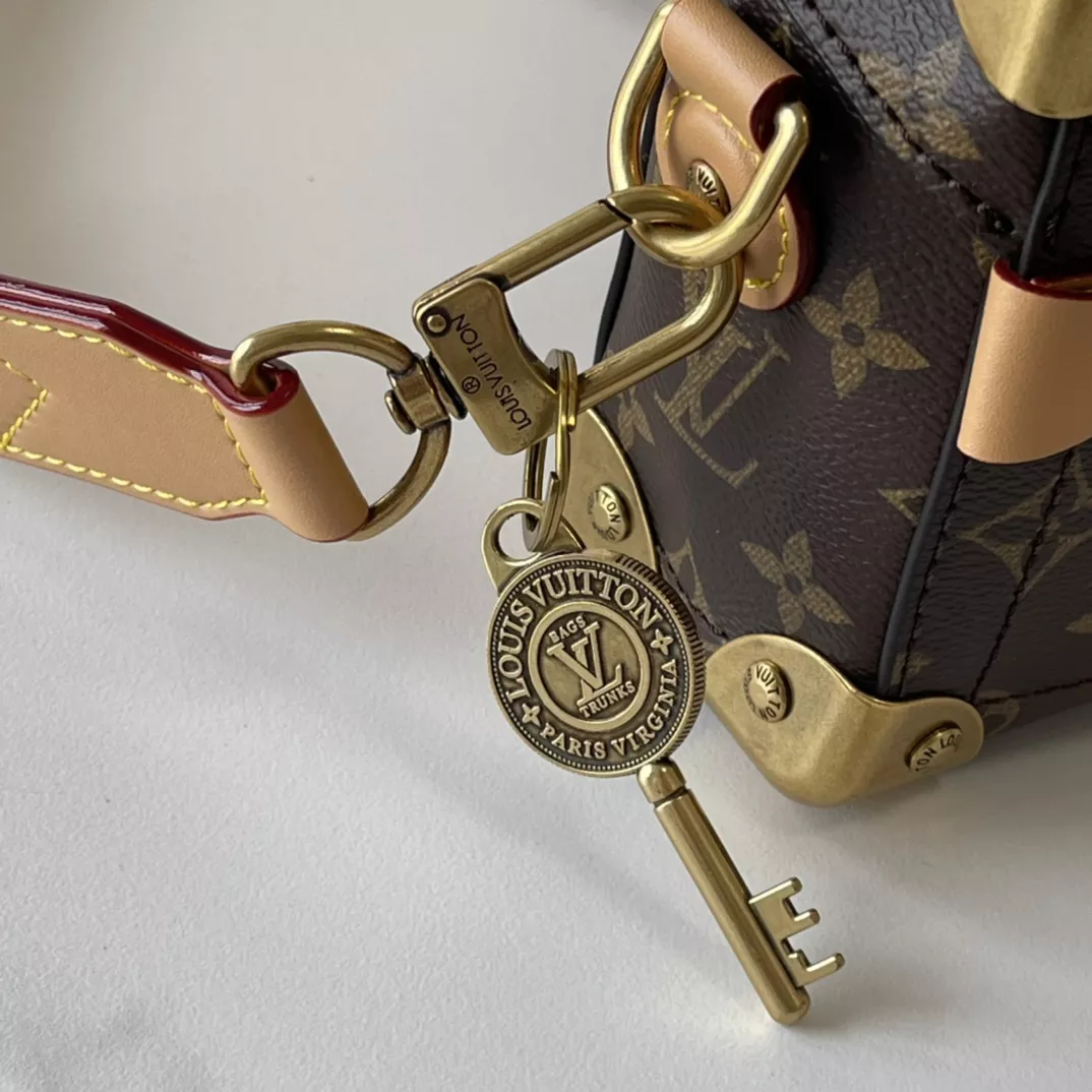 Trendsetting 2000 Louis Vuitton AAA Quality Messenger Bags For Unisex - Image 6