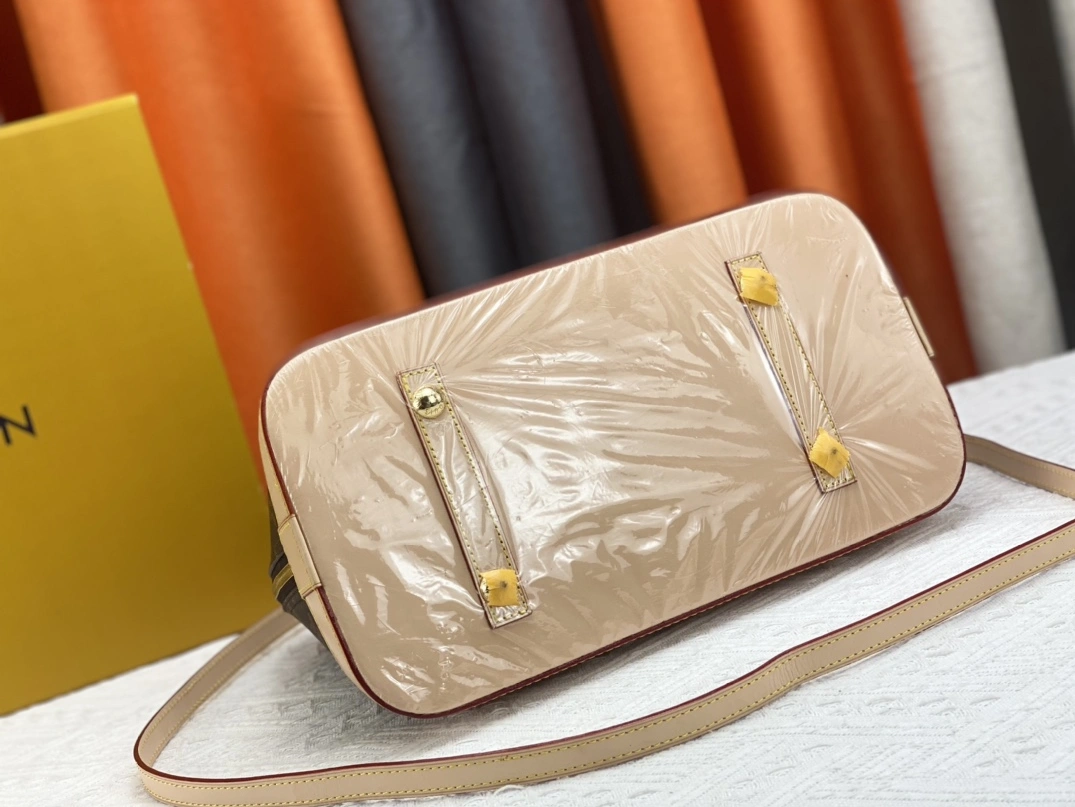 Trendsetting 831 Louis Vuitton AAA Quality Handbags For Women - Image 4