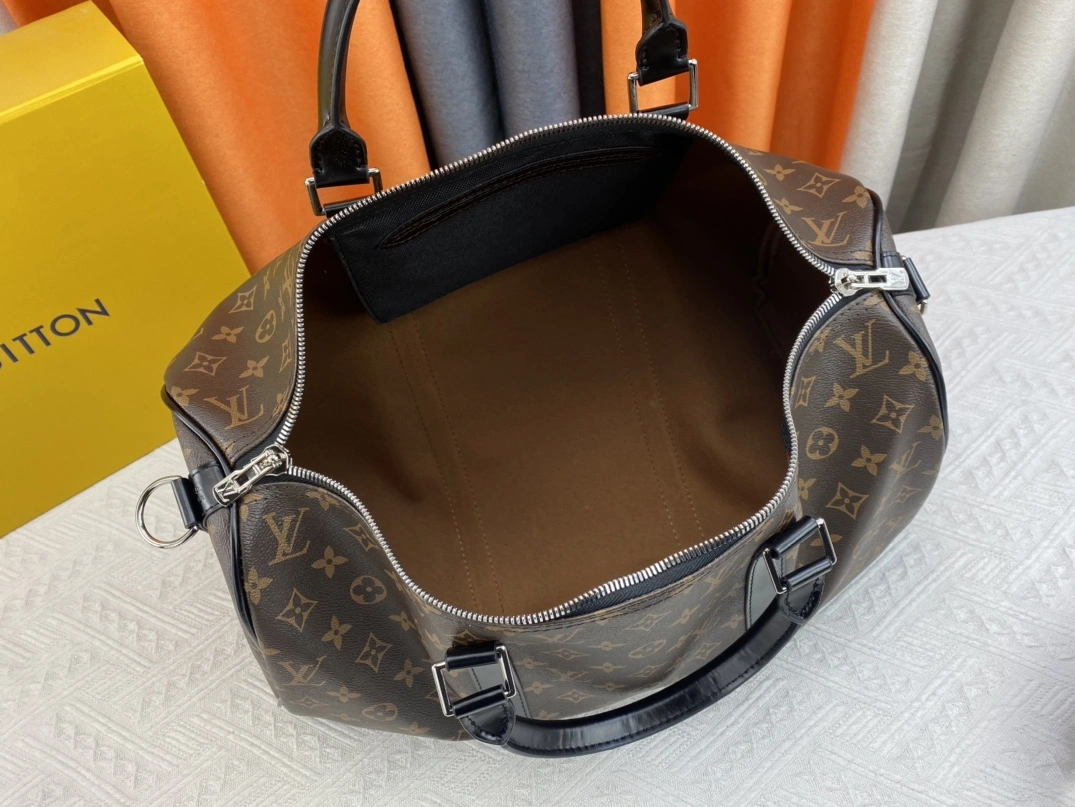 Unique 4455 Louis Vuitton Travel Bags - Image 8