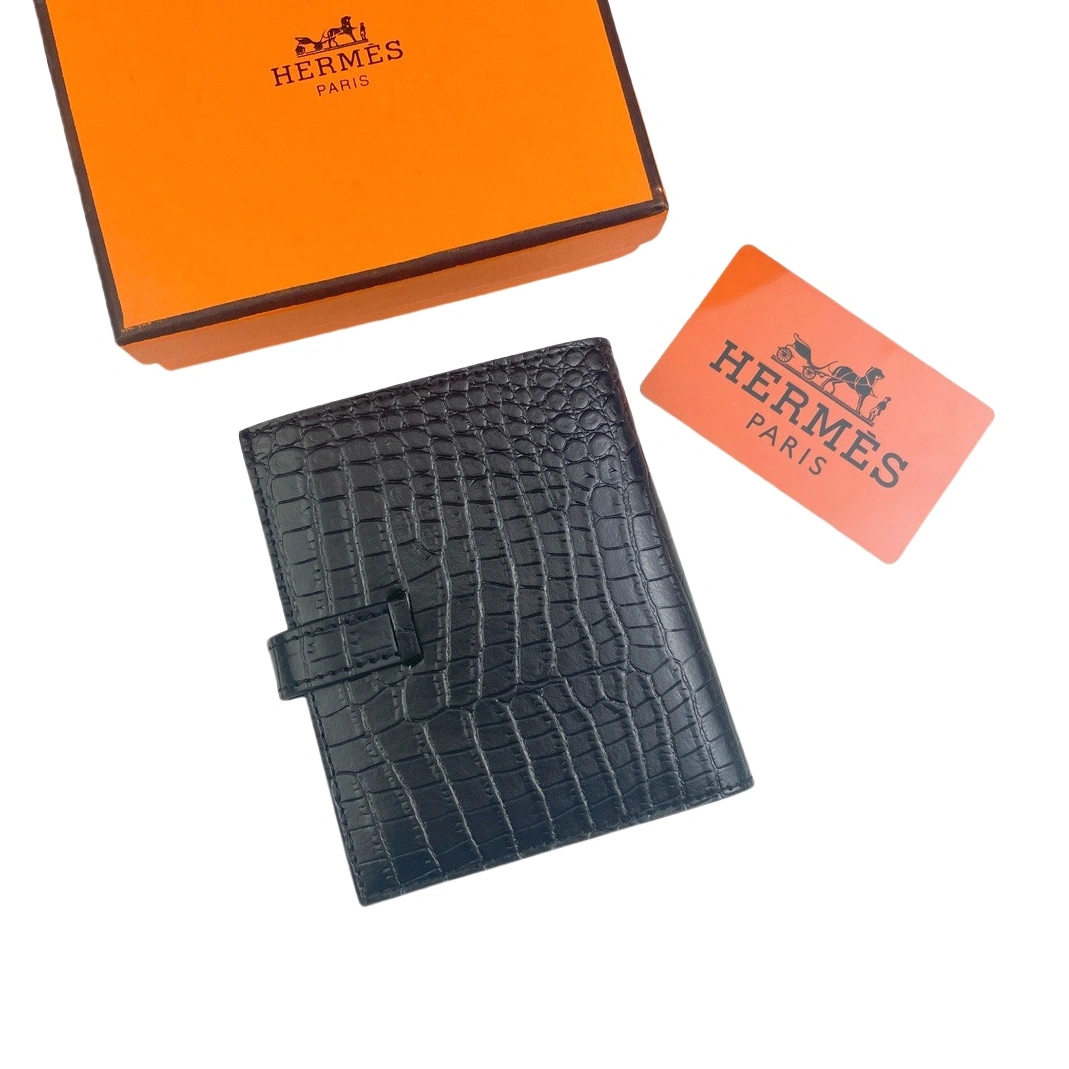 Versatile 1881 Hermes Card Case For Women - Image 3