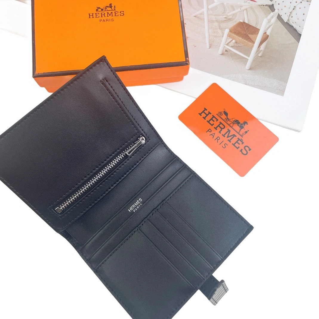 Versatile 1881 Hermes Card Case For Women - Image 4