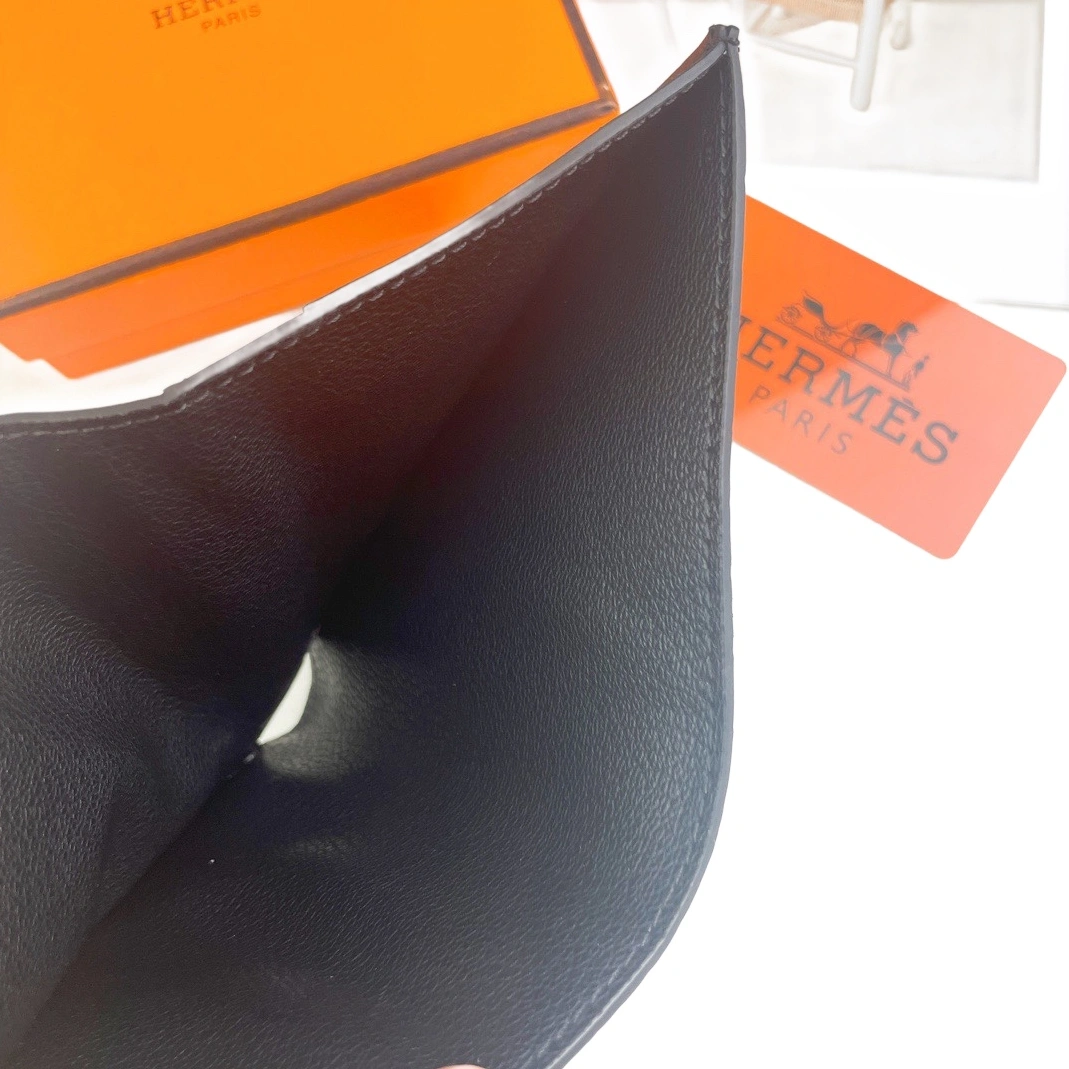 Versatile 1881 Hermes Card Case For Women - Image 5