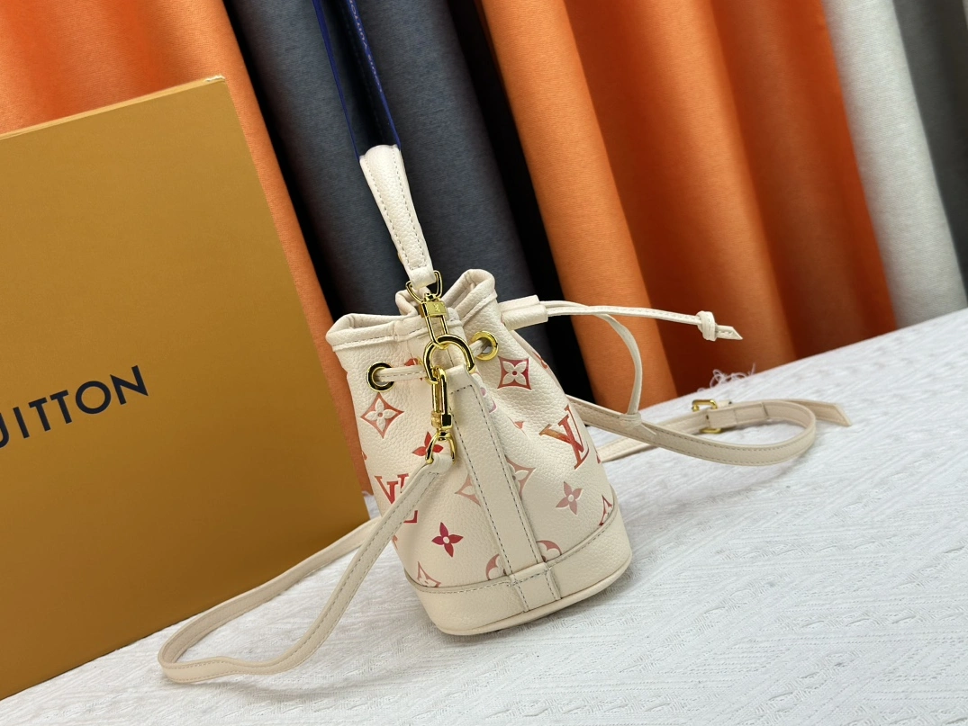 Versatile 4499 Louis Vuitton AAA Quality Messenger Bags For Women - Image 3