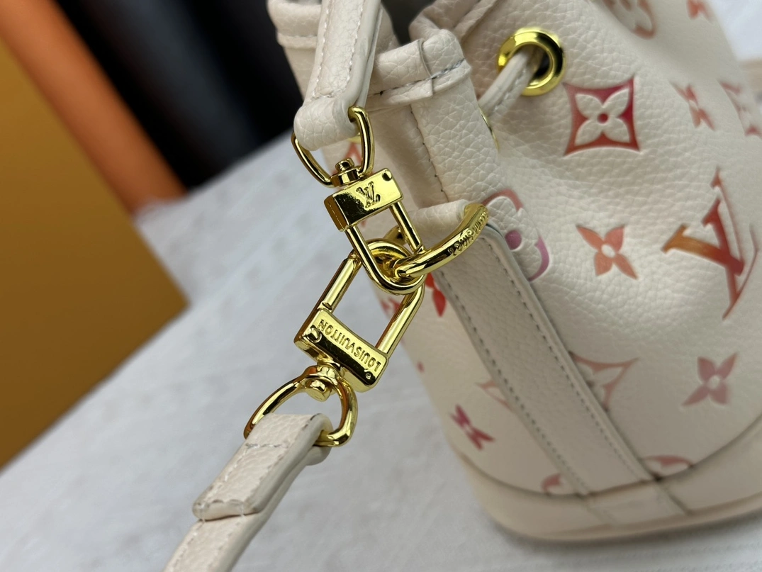 Versatile 4499 Louis Vuitton AAA Quality Messenger Bags For Women - Image 6