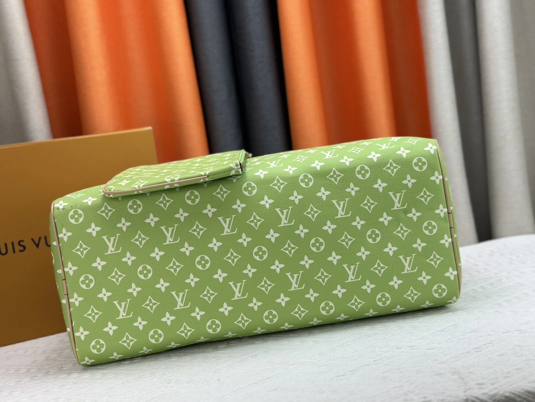 Vibrant 5253 Louis Vuitton Travel Bags - Image 5