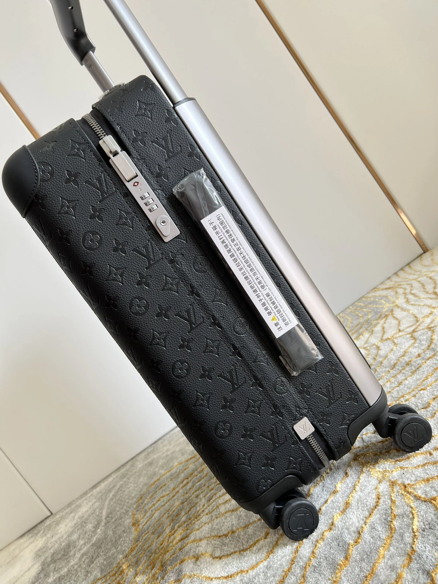 Vibrant 9928 Louis Vuitton Luggage - Image 3