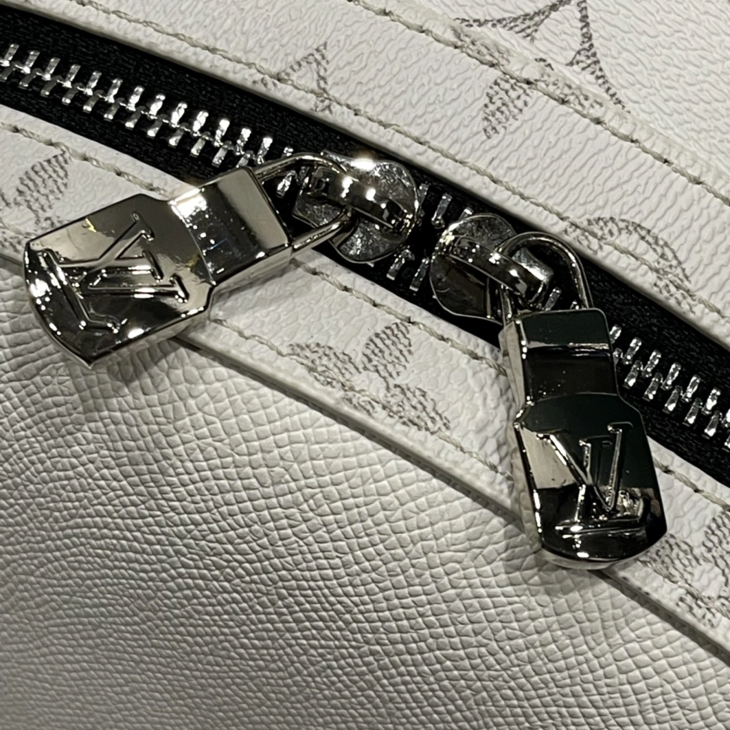 WellDesigned 5633 Louis Vuitton AAA Quality Backpacks For Unisex - Image 6