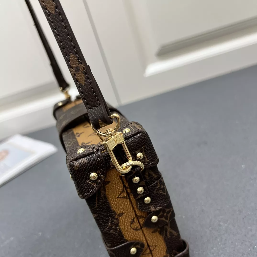 WellDesigned 6519 Louis Vuitton AAA Quality Messenger Bags For Women - Image 5