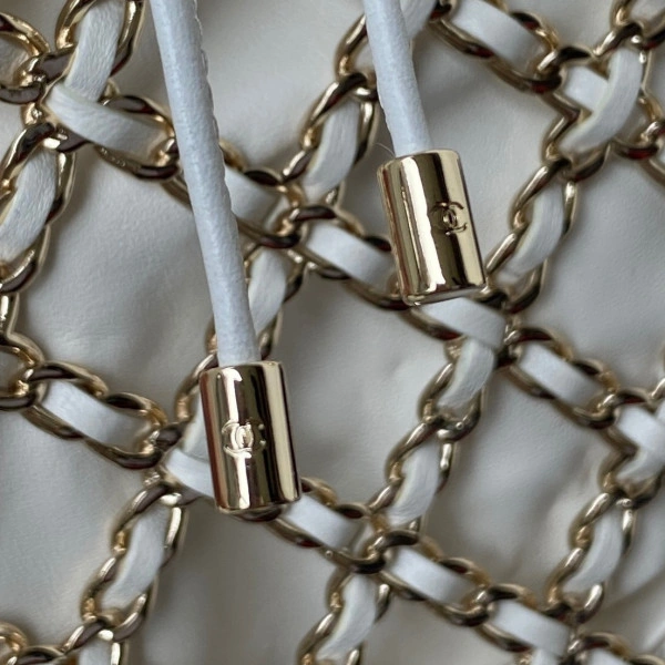 WellDesigned CHANEL ROUND BAG 1646 - Image 8