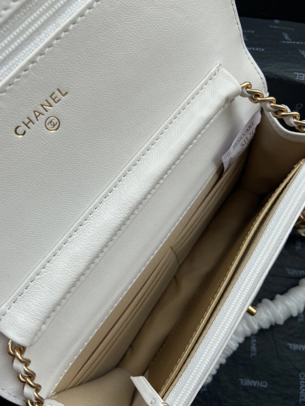 Fashionable CHANEL CHAIN WALLET 1371 - Image 3